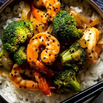 This Quick and Easy Broccoli and Shrimp Stir Fry is a healthy and delicious 20 minute dinner!